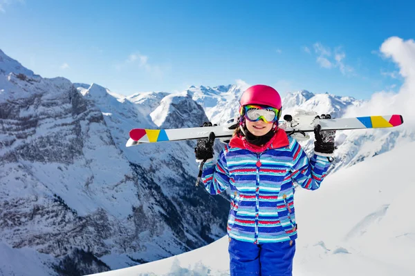의상을 안경을 미소짓는 소녀의 위에서 스키를 어깨에 바라본다 — 스톡 사진