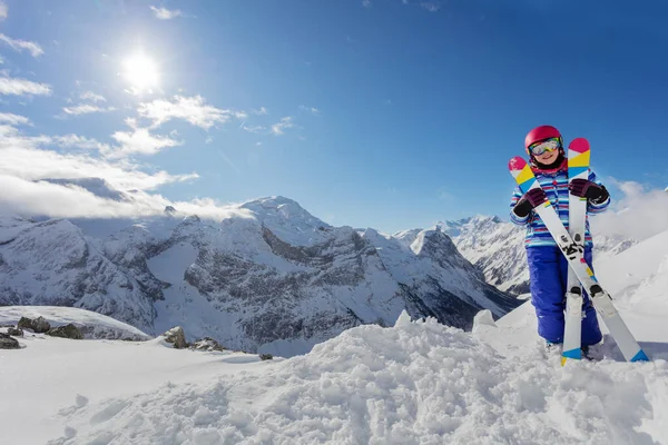 Voorportret Van Schattig Meisje Houden Gekruiste Paar Ski Glimlachen Roze — Stockfoto