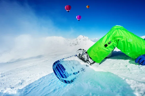 Close Van Het Snowboard Bevestigd Bergtoppen Heteluchtballonnen — Stockfoto