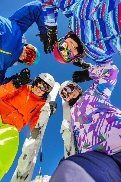 Groupe Adolescentes Regardent Vers Bas Avec Ski Tenue Sport Hiver — Photo