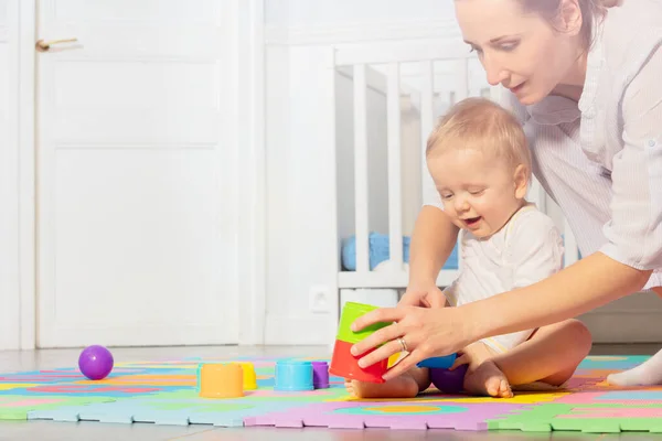 Mamá Jugar Con Bebé Niño Pequeño Construcción Pirámides Alfombra Vivero — Foto de Stock