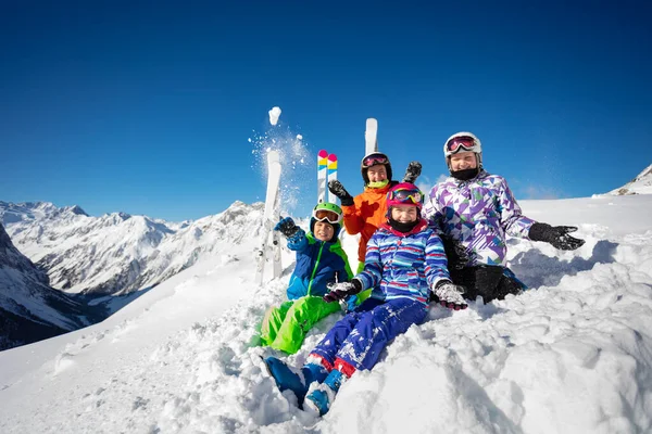 Duża Grupa Dzieci Narciarskich Kolorowym Stroju Rzucać Śnieg Powietrzu Siedzi — Zdjęcie stockowe