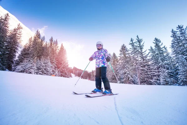 Självsäker Tonåring Flicka Berg Ski Porträtt Sluttningen Mellan Snötäckta Firmor — Stockfoto