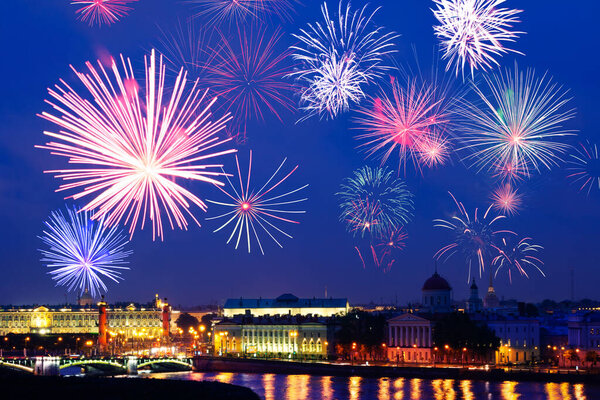 Фейерверки над центром Санкт-Петербурга Ростральная колонна, набережная Невы, Зимний дворец, Россия

