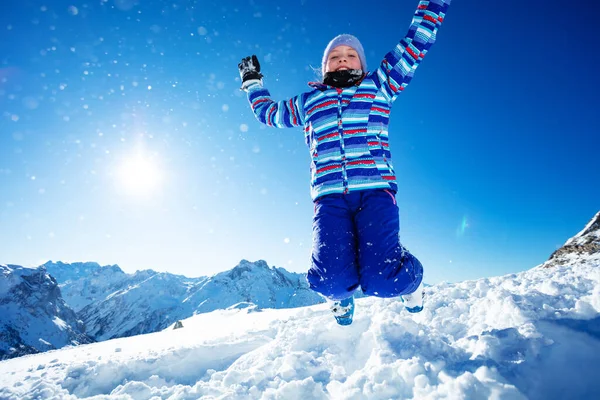 年轻的滑雪姑娘在半空中跳着 在蓝天上扔着雪的滑稽动作肖像 — 图库照片