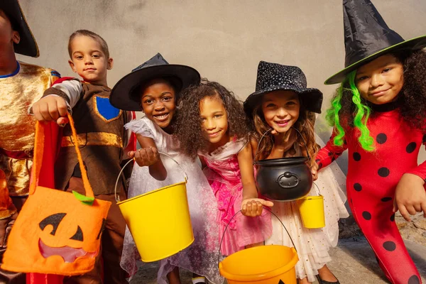 Molti Bambini Tengono Secchi Caramelle Halloween Sorridono Guardando Fotocamera — Foto Stock