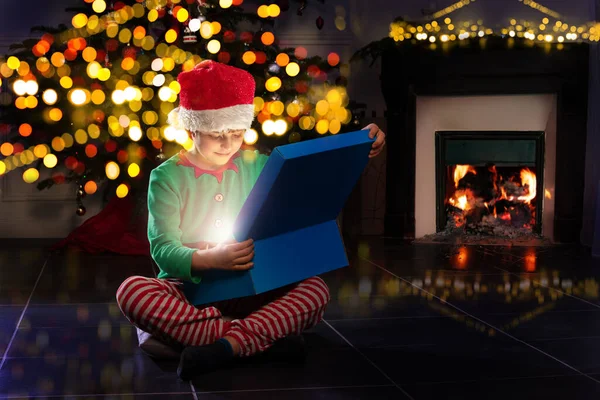 Feliz Niño Abre Brillante Caja Regalo Navidad Sentado Cerca Árbol —  Fotos de Stock