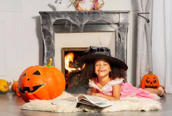 Retrato Halloween Niña Bruja Sentarse Con Mágico Palo Sombrero Libro —  Fotos de Stock