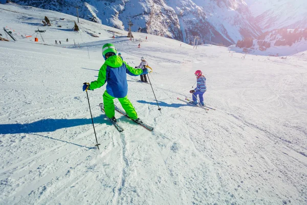 友達と一緒に丘の上でスキーをする子供たちのグループの肖像画 アルパイン山のリゾートで晴れた日 — ストック写真
