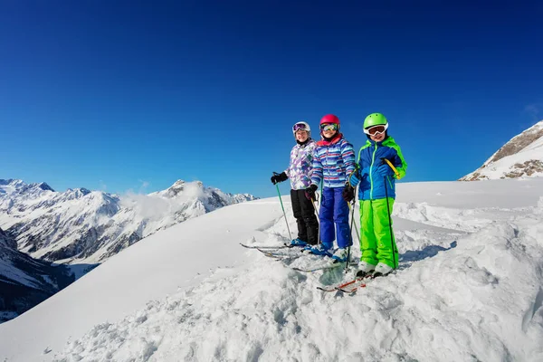 Grupa Trojga Dzieci Stoi Szczycie Góry Śniegu Kolorowym Stroju Narciarskim — Zdjęcie stockowe