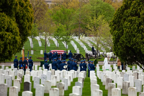 前景の米軍墓地と春の背景の埋葬行列 — ストック写真