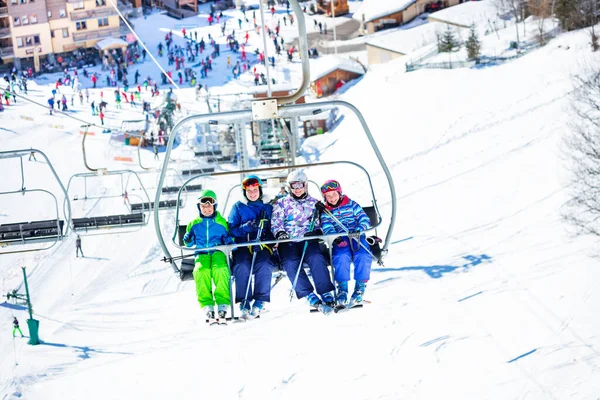 Quatre Amis Enfants Assoient Ensemble Sur Télésiège Soulevant Sur Montagne — Photo