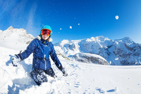 幸せな十代の女の子の肖像画で青の衣装と鏡のオレンジ色のメガネは美しい山の上に空気中の雪を投げる — ストック写真