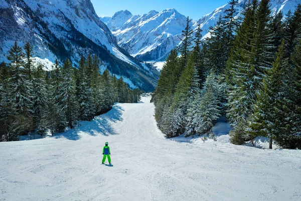 Vue Panoramique Station Alpine Avec Figure Petit Skieur Derrière Course — Photo