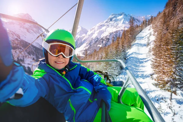 Bonito Menino Tirar Selfie Sentado Elevador Carro Esqui Roupas Esportivas — Fotografia de Stock