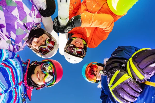 Chicas Felices Miran Hacia Abajo Con Esquí Invierno Deporte Traje —  Fotos de Stock