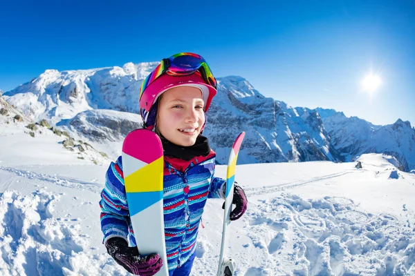 Веселый Портрет Стороны Улыбающейся Лыжницы Лыжами Стоящими Склоне Розовой Маске — стоковое фото