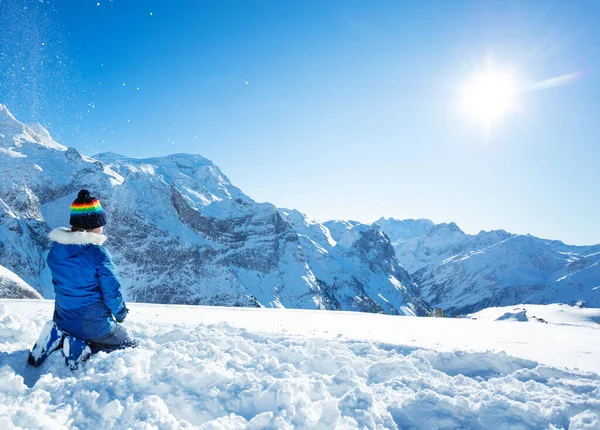 Portret Tyłu Dziewczyny Płaszczu Zimowym Kapelusz Siedzą Kolanach Górach Słoneczny — Zdjęcie stockowe