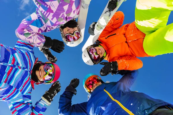 Čtyři Dospívající Dívky Dívají Dolů Lyžařské Zimní Sportovní Oblečení Stojí — Stock fotografie