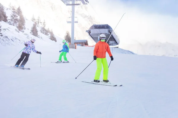 Трое Детей Катаются Лыжах Вместе Красочной Одежде Альпийском Склоне Подъемником — стоковое фото