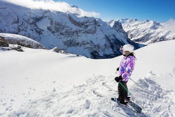 Nastoletnia Dziewczyna Stoi Szczycie Góry Śniegu Stroju Narciarskim Patrząc Dół — Zdjęcie stockowe