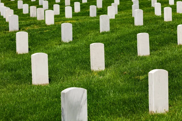 Weiße Grabsteine Auf Grünem Gras Des Friedhofsgrabfeldes — Stockfoto