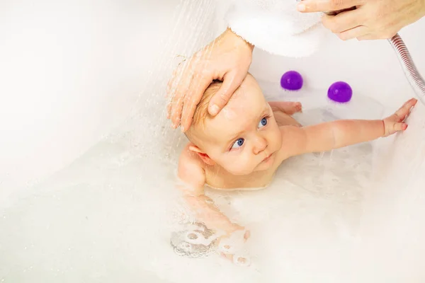 Mutter Wäscht Baby Kleinkind Junge Badewanne Duschkopf Und Haare — Stockfoto