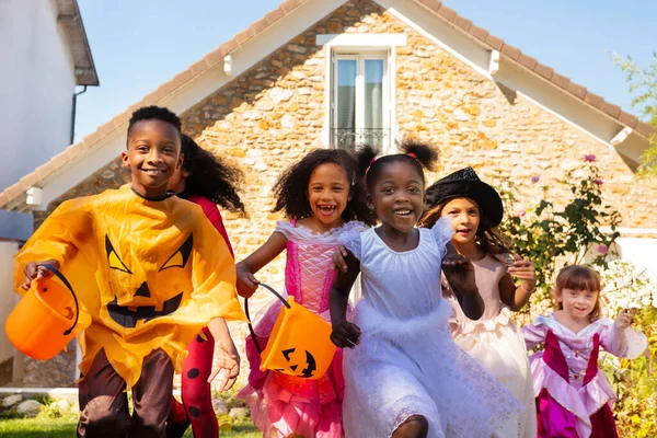 Retrato Cerca Grupo Niños Ejecutados Con Disfraces Halloween Césped Delante — Foto de Stock