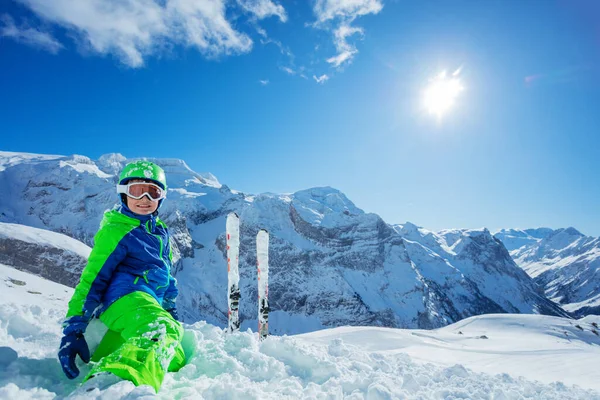 パノラマのコピースペースとアルパイン山の肖像画で楽しいスキーをしている小さな男の子 — ストック写真