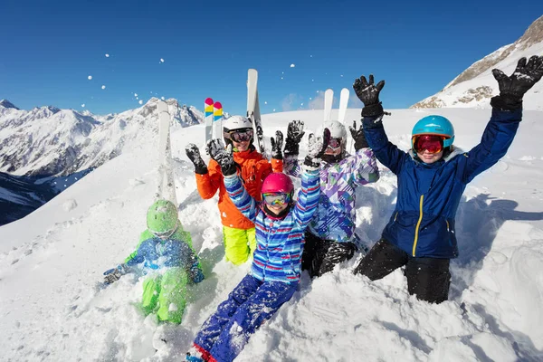 Portrait Haut Enfants Assis Ensemble Jeter Neige Dans Les Airs — Photo