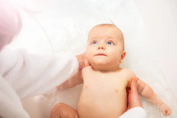 Matka Mytí Dítě Batole Chlapec Vodě Vany Koupelně Doma — Stock fotografie