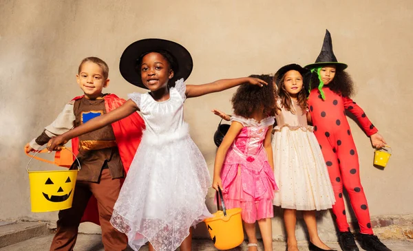 Meisje Met Snoep Emmer Groep Kinderen Halloween Kostuums Knuffel Samen — Stockfoto