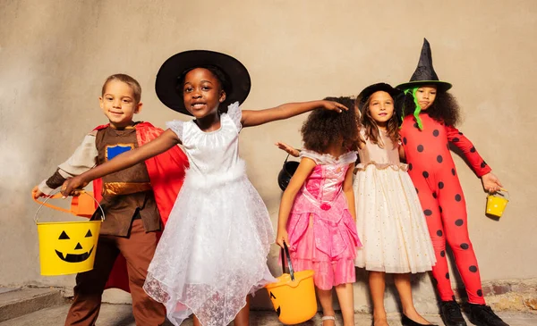 Menina Com Balde Doce Sobre Grupo Crianças Trajes Halloween Abraço — Fotografia de Stock