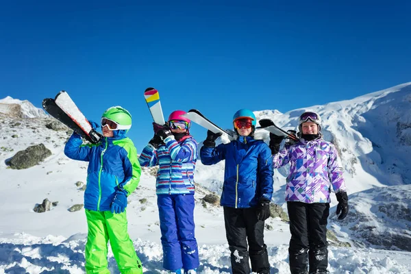 Gruppe Von Vier Kleinen Jungen Und Mädchen Steht Mit Skiern — Stockfoto