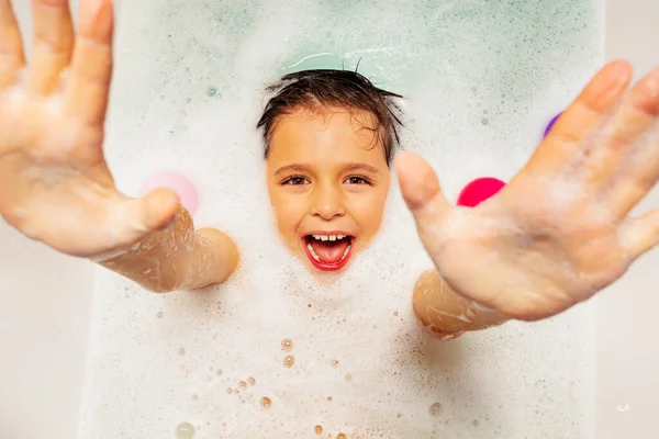 Słodki Chłopiec Uśmiechem Śmiech Szczęśliwy Krzyk Pływać Plecach Mydle Domu — Zdjęcie stockowe