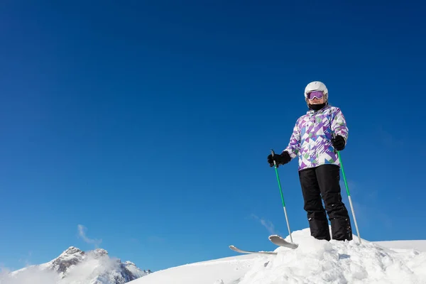 Selbstbewusst Coole Skimädchen Stehen Sportausrüstung Über Blauem Himmel Auf Dem — Stockfoto