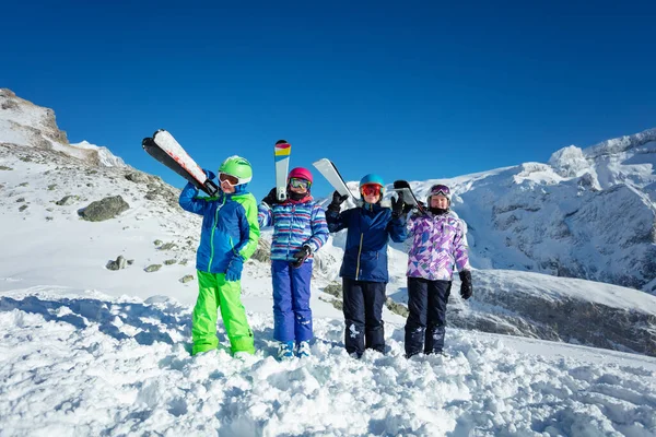 Garçon Avec Équipement Sport Ski Sur Épaule Tenir Dans Groupe — Photo