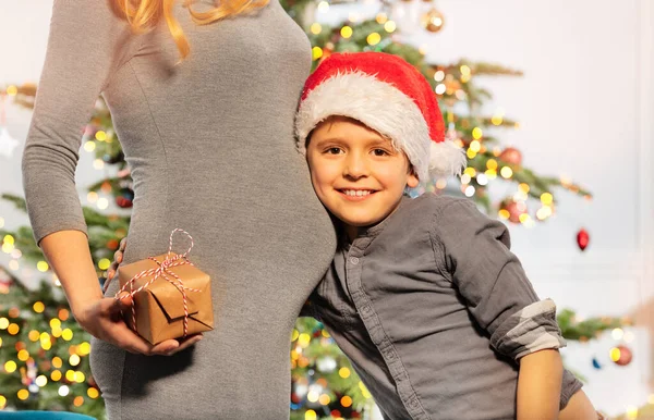 Porträt Eines Kleinen Jungen Mit Weihnachtsmütze Umarmt Den Bauch Seiner — Stockfoto