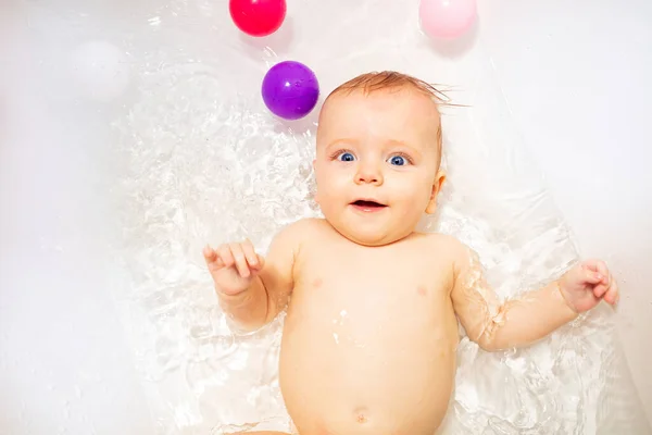 Bambino Nella Vasca Bagno Bagno Nuotare Acqua Felice Sorridente Sdraiato — Foto Stock