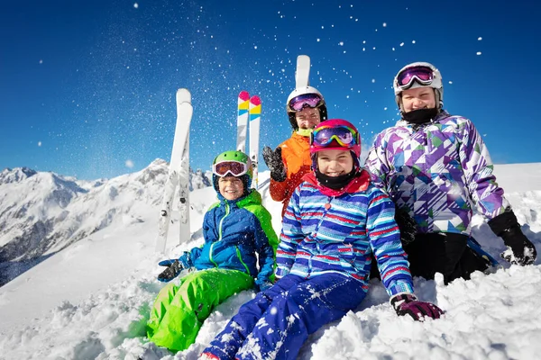 Gruppe Von Skischulkindern Buntem Outfit Werfen Schnee Die Luft Und — Stockfoto