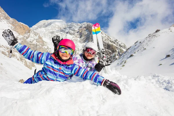 Meninas Felizes Jazem Neve Tendo Esqui Fundo Perto Irmã Levantando — Fotografia de Stock