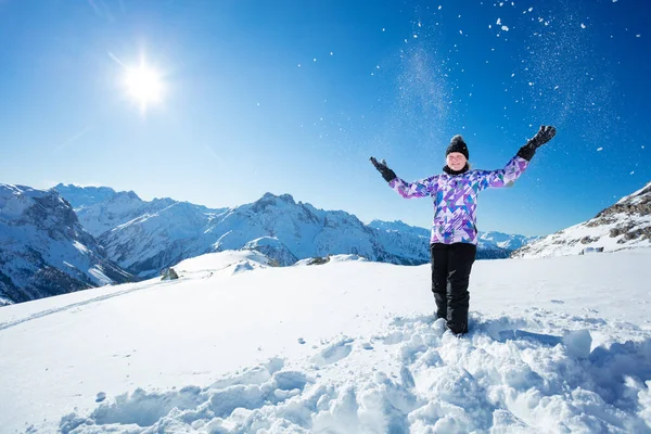 快乐的滑雪女孩的肖像把雪抛向空中 站在山顶的景色上 — 图库照片