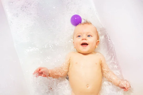 Baby Plantscht Hause Lachend Auf Dem Rücken Badewanne Und Schaut — Stockfoto