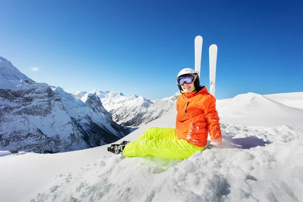 Adolescente Traje Deportivo Naranja Brillante Esquí Sobre Cielo Sentarse Nieve — Foto de Stock