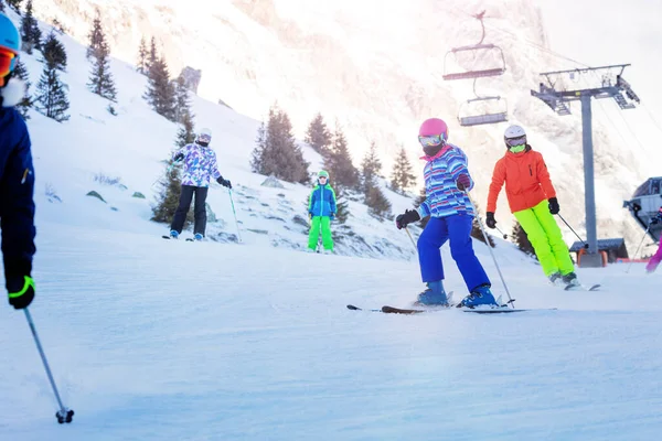 Vijf Kinderen Skiën Alpenhelling Als Onderdeel Van Schoolgroep Een Ander — Stockfoto