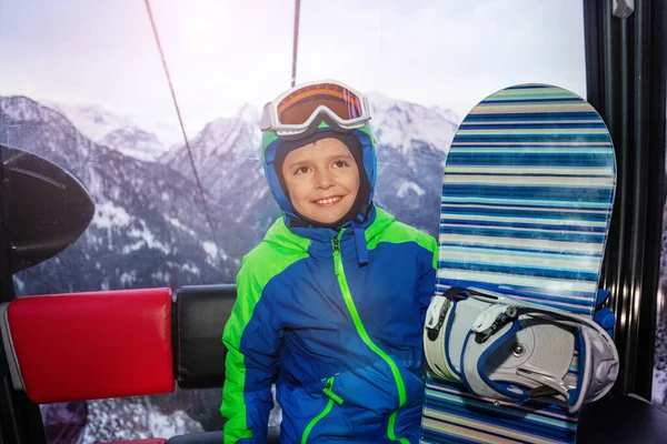 Menino Sentar Com Snowboard Sorriso Feliz Cabine Teleférico Esqui Resort — Fotografia de Stock