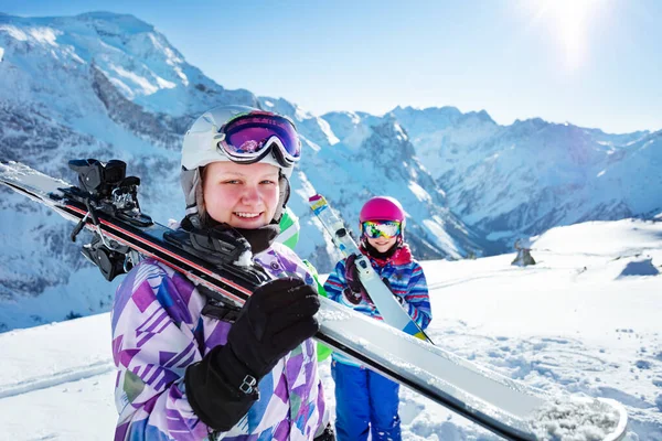 Teenage Dívka Držet Lyže Rameni Skupinou Dětí Přátelé Živé Oblečení — Stock fotografie