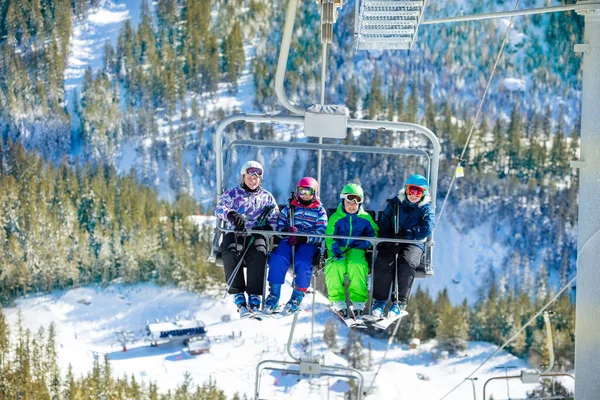 Quatro Amigos Crianças Sentam Alto Juntos Teleférico Levantando Montanha Com — Fotografia de Stock
