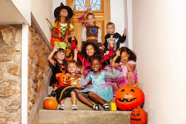 Halloween Grupo Niños Con Gestos Espeluznantes Sentarse Juntos Niños Niñas —  Fotos de Stock