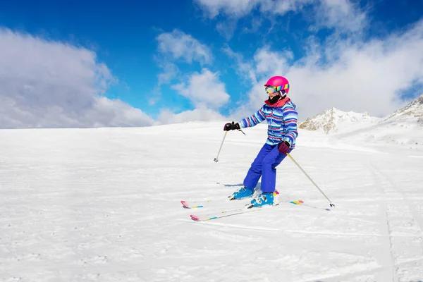 Ski Alpin Porträt Eines Mädchens Buntem Sportoutfit Beim Abfahrtslauf — Stockfoto